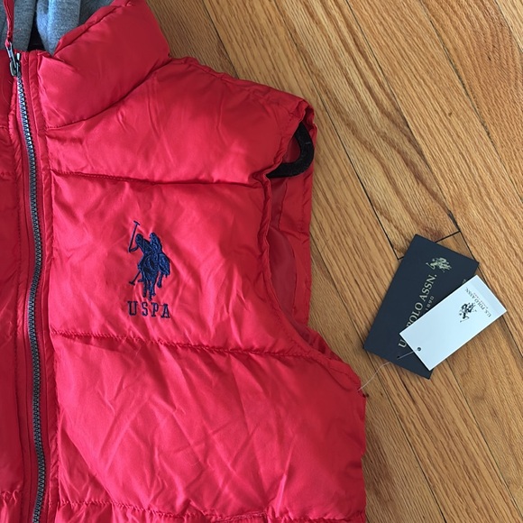 NEW WITH TAGS U.S.  POLO  ASSN Red Puffer Vest with Gray Hood Small - Picture 2 of 6
